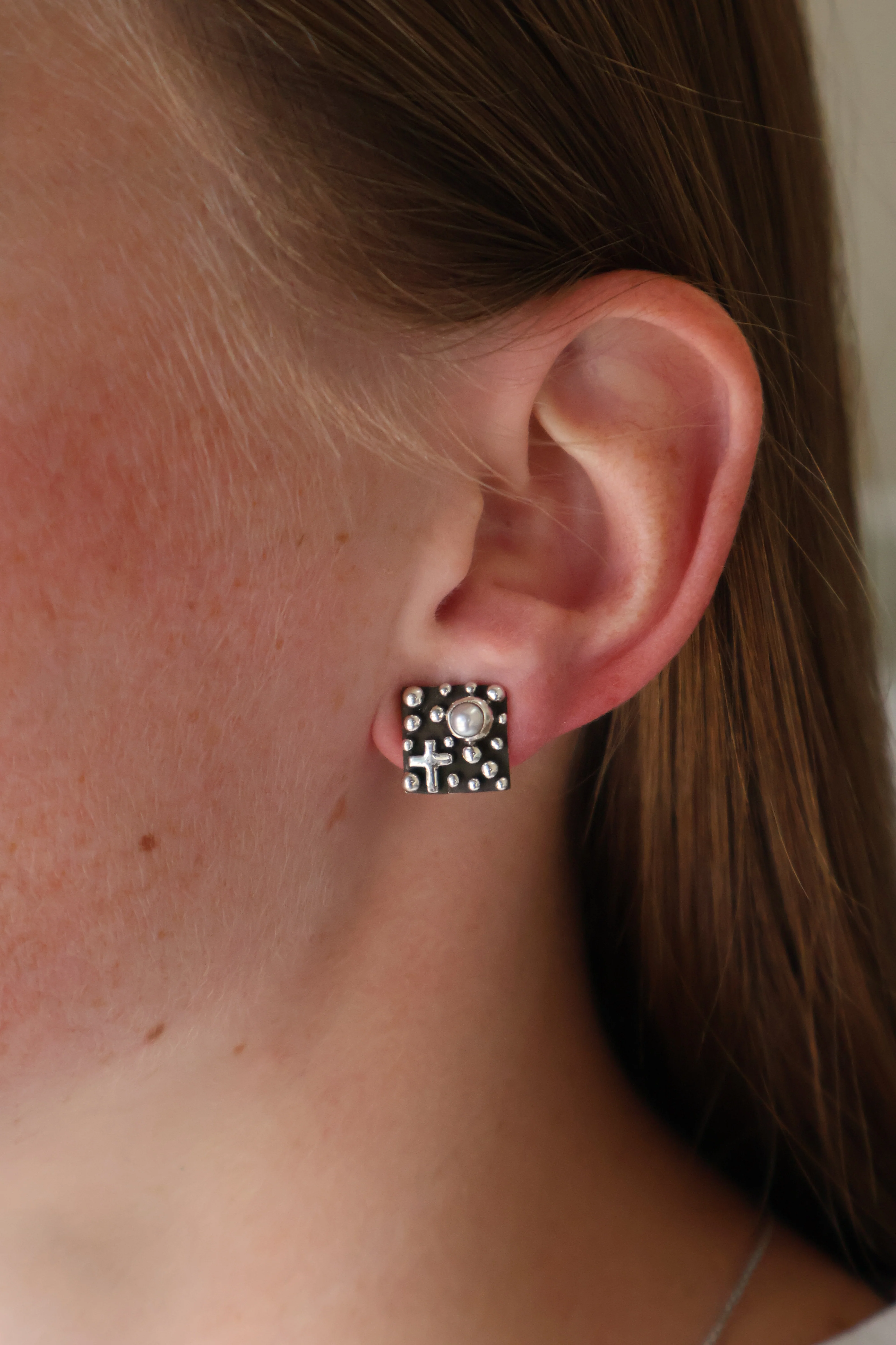 The Simones w/cross Post - Pearl - Image 2